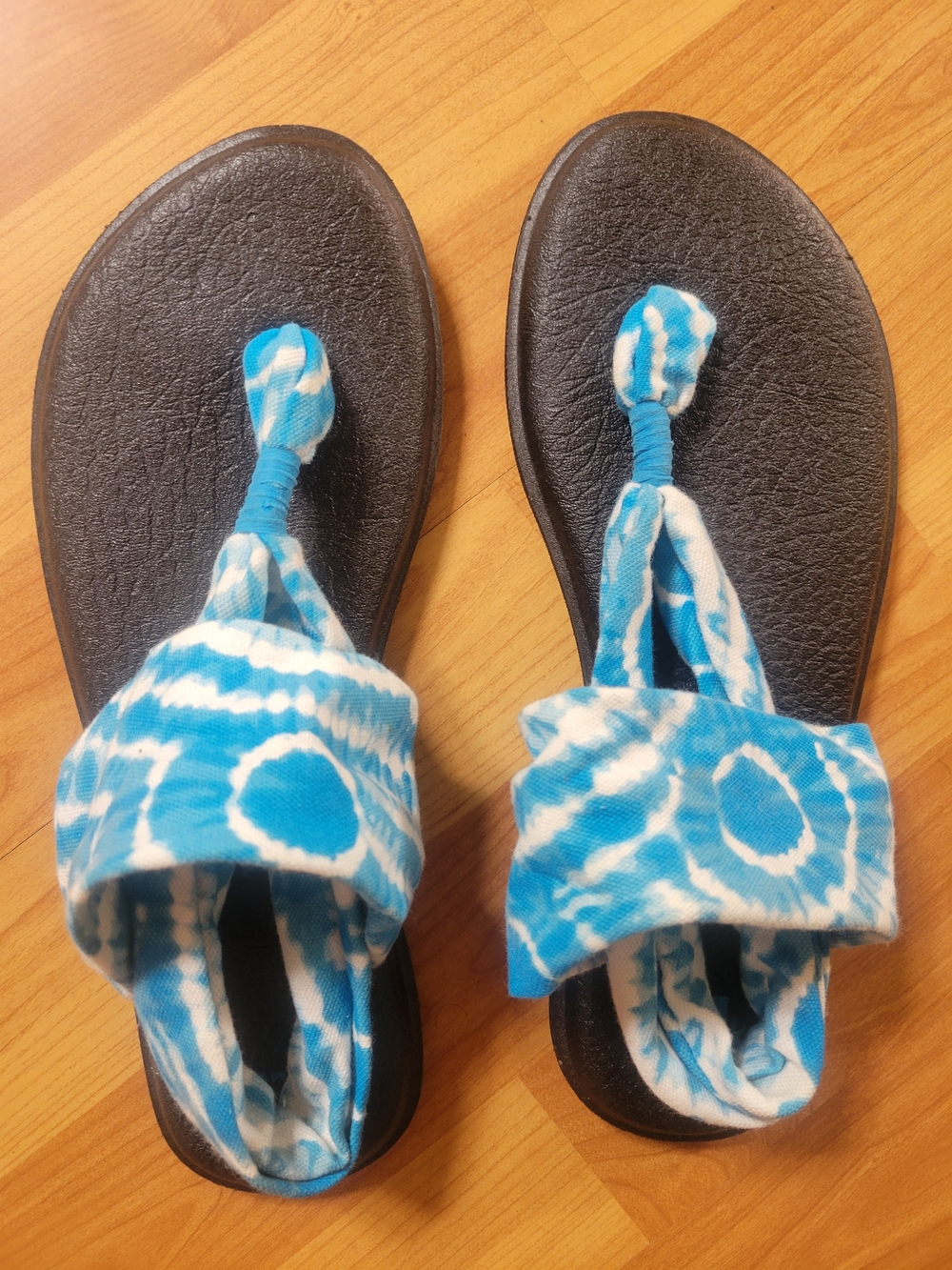 Sanuk Women's Blue and White Patterned Fabric Flip Sandals